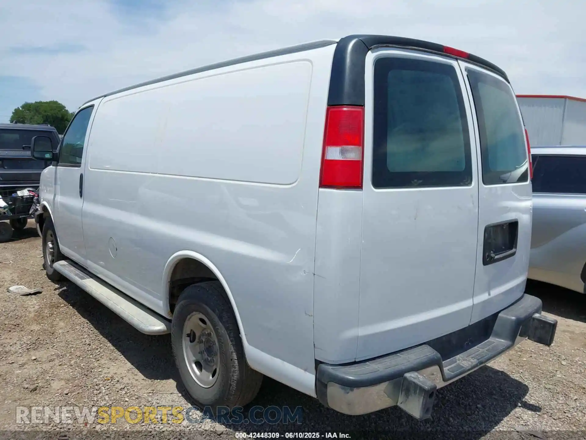 3 Photograph of a damaged car 1GCWGAFG2L1194061 CHEVROLET EXPRESS CARGO 2020