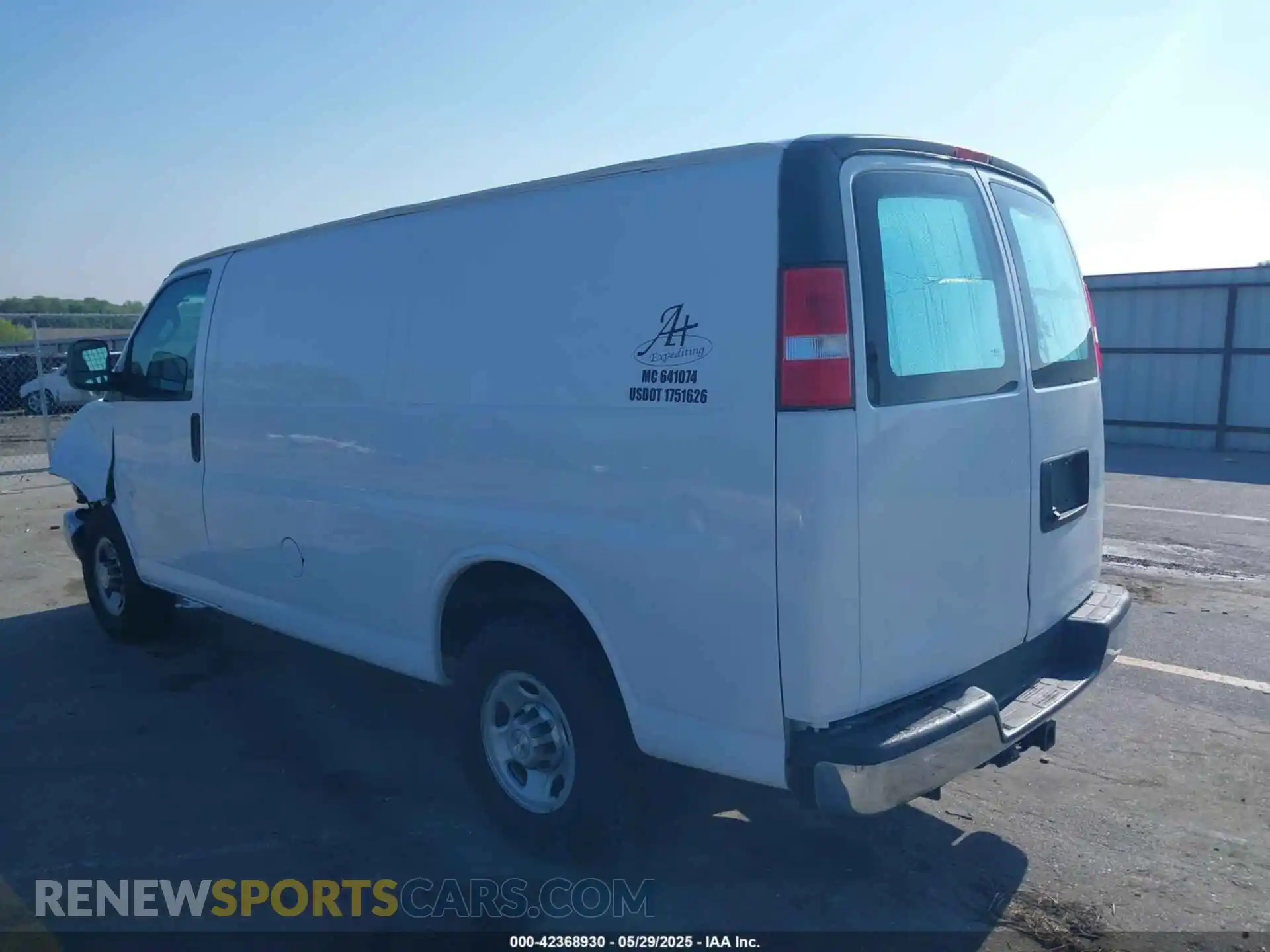 3 Фотография поврежденного автомобиля 1GCWGAFG4L1136579 CHEVROLET EXPRESS CARGO 2020