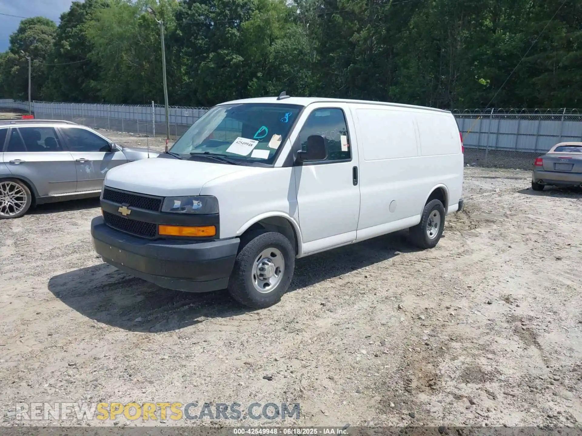 2 fotografías del automóvil dañado 1GCWGAFG9L1207050 CHEVROLET EXPRESS CARGO 2020