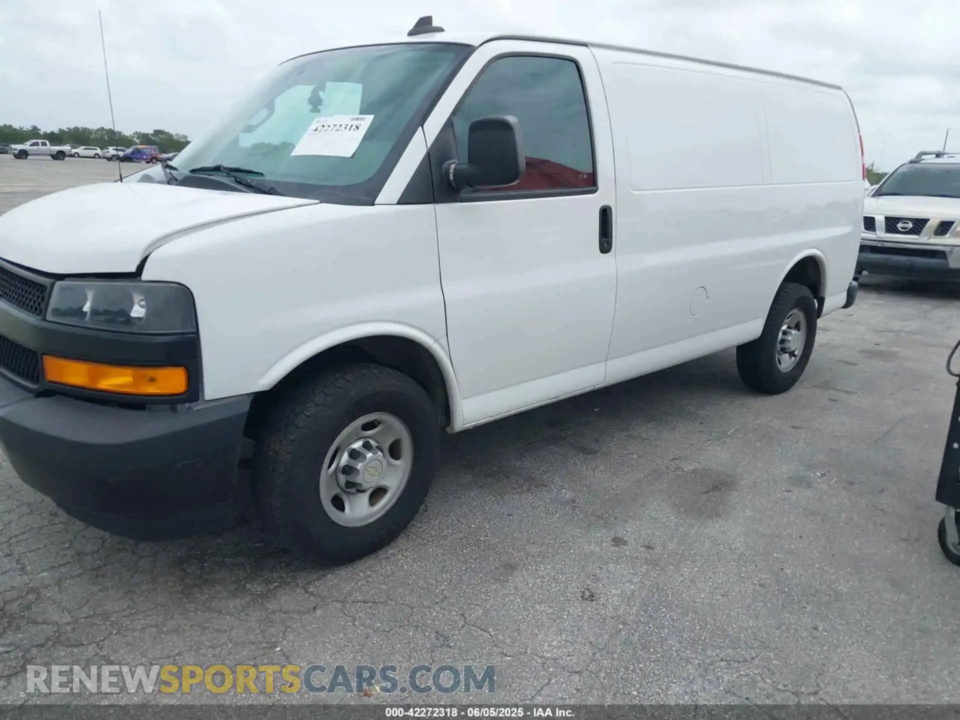 2 fotografías del automóvil dañado 1GCWGAFP4L1153737 CHEVROLET EXPRESS CARGO 2020