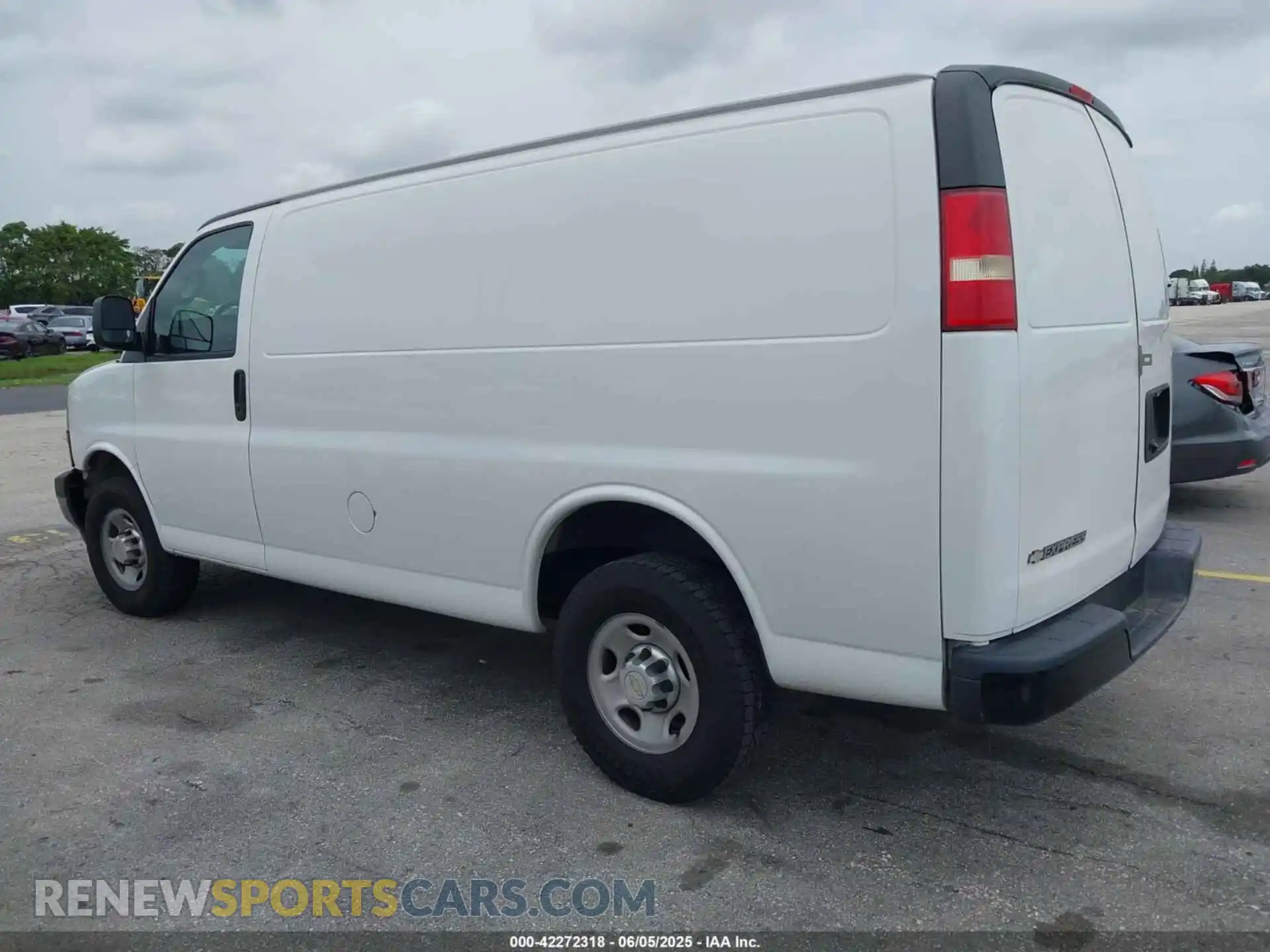 3 fotografías del automóvil dañado 1GCWGAFP4L1153737 CHEVROLET EXPRESS CARGO 2020