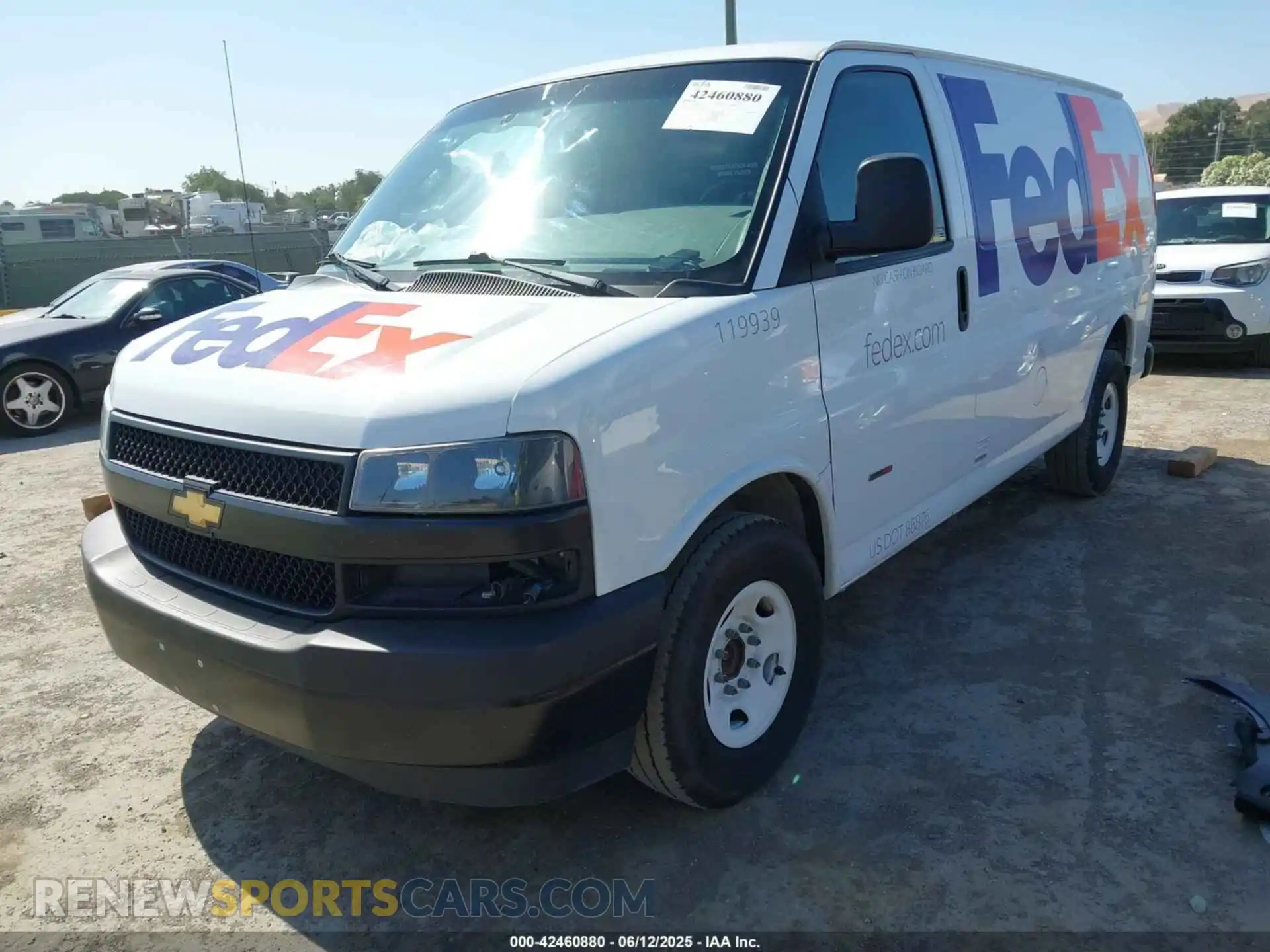 2 fotografías del automóvil dañado 1GCWGAF15N1232395 CHEVROLET EXPRESS CARGO 2022