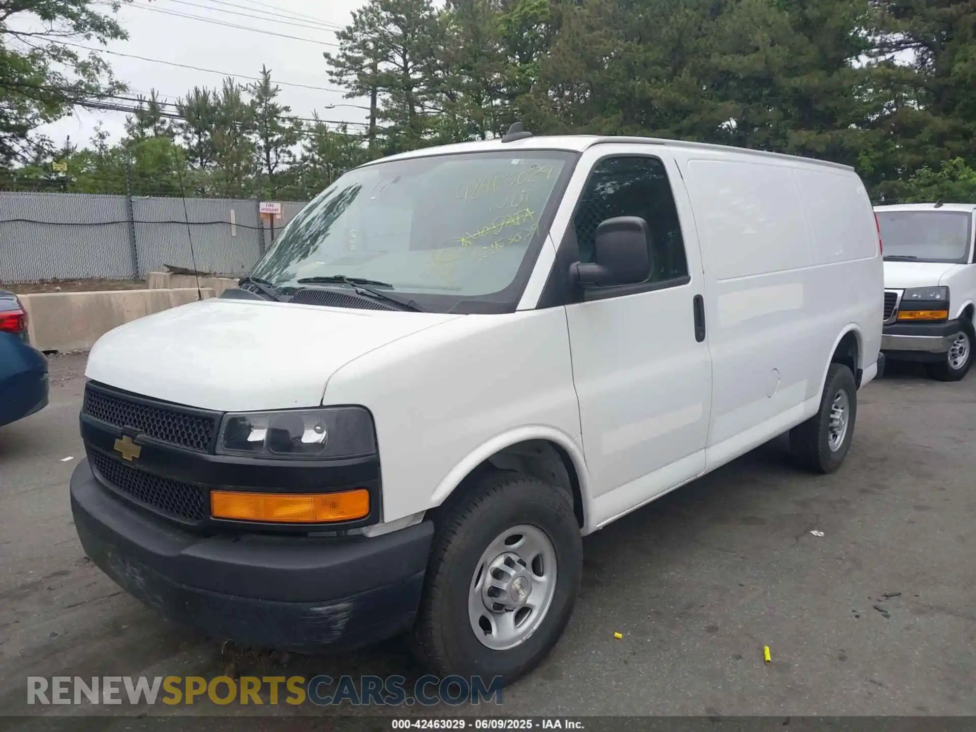 2 fotografías del automóvil dañado 1GCWGAF72N1142965 CHEVROLET EXPRESS CARGO 2022