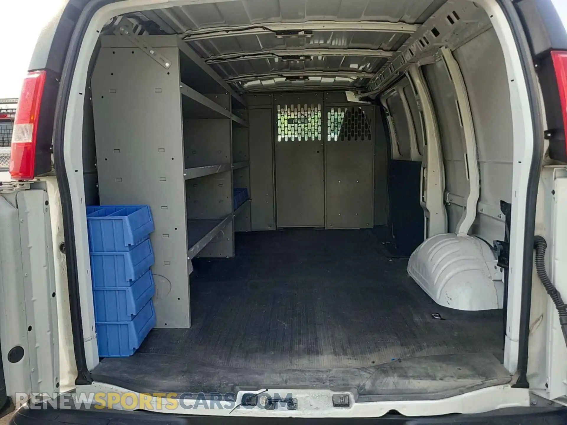 2 fotografías del automóvil dañado 1GCWGAFP2N1259977 CHEVROLET EXPRESS CARGO 2022