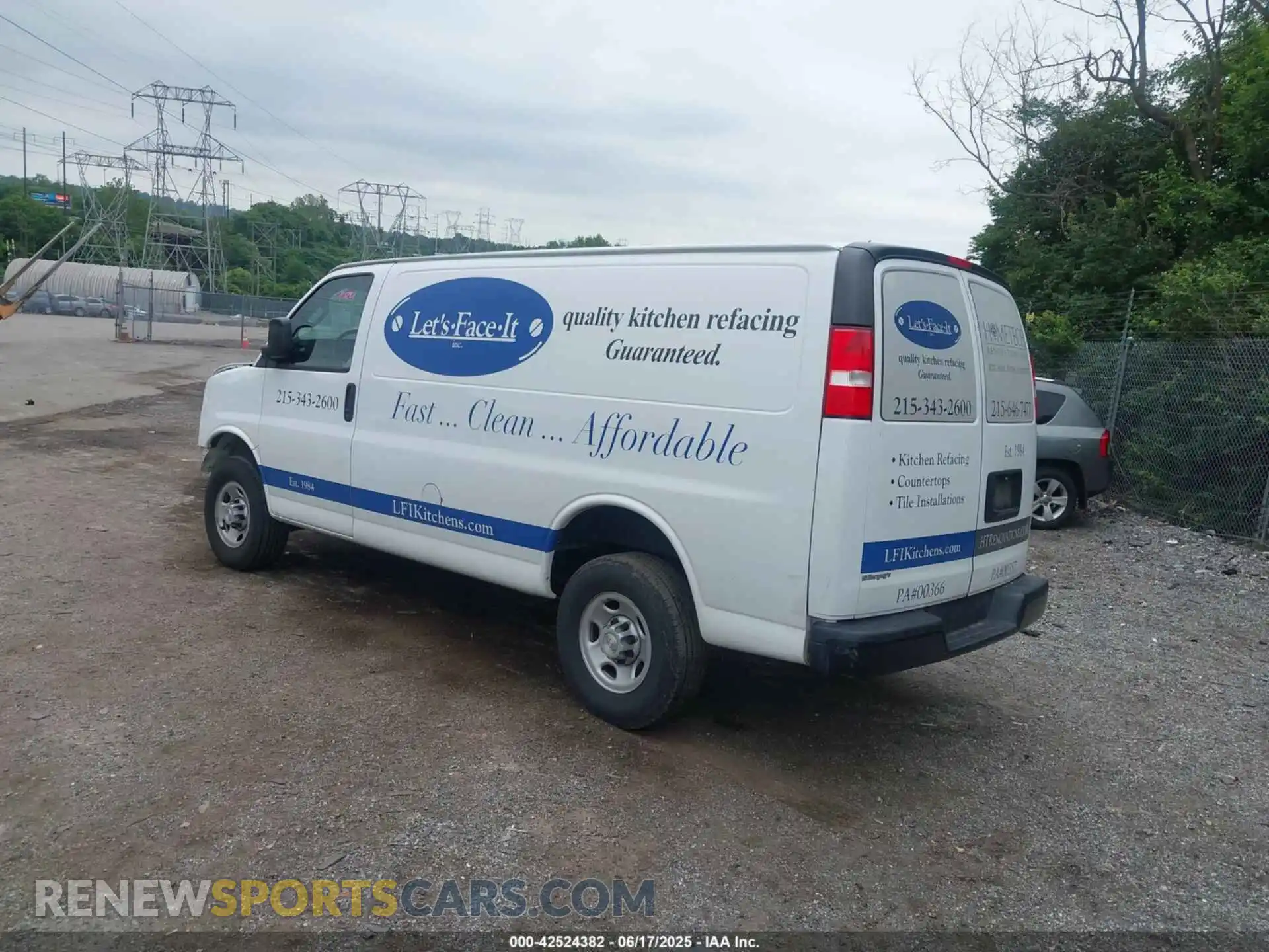 3 fotografías del automóvil dañado 1GCWGAFP3N1199384 CHEVROLET EXPRESS CARGO 2022