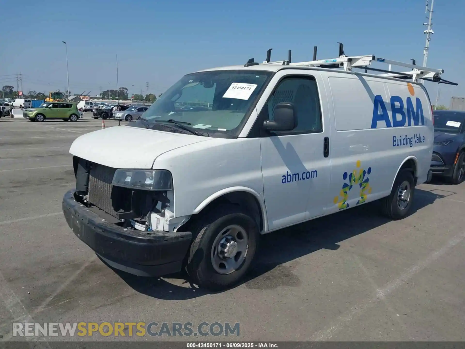 2 fotografías del automóvil dañado 1GCWGAFP2P1100606 CHEVROLET EXPRESS CARGO 2023