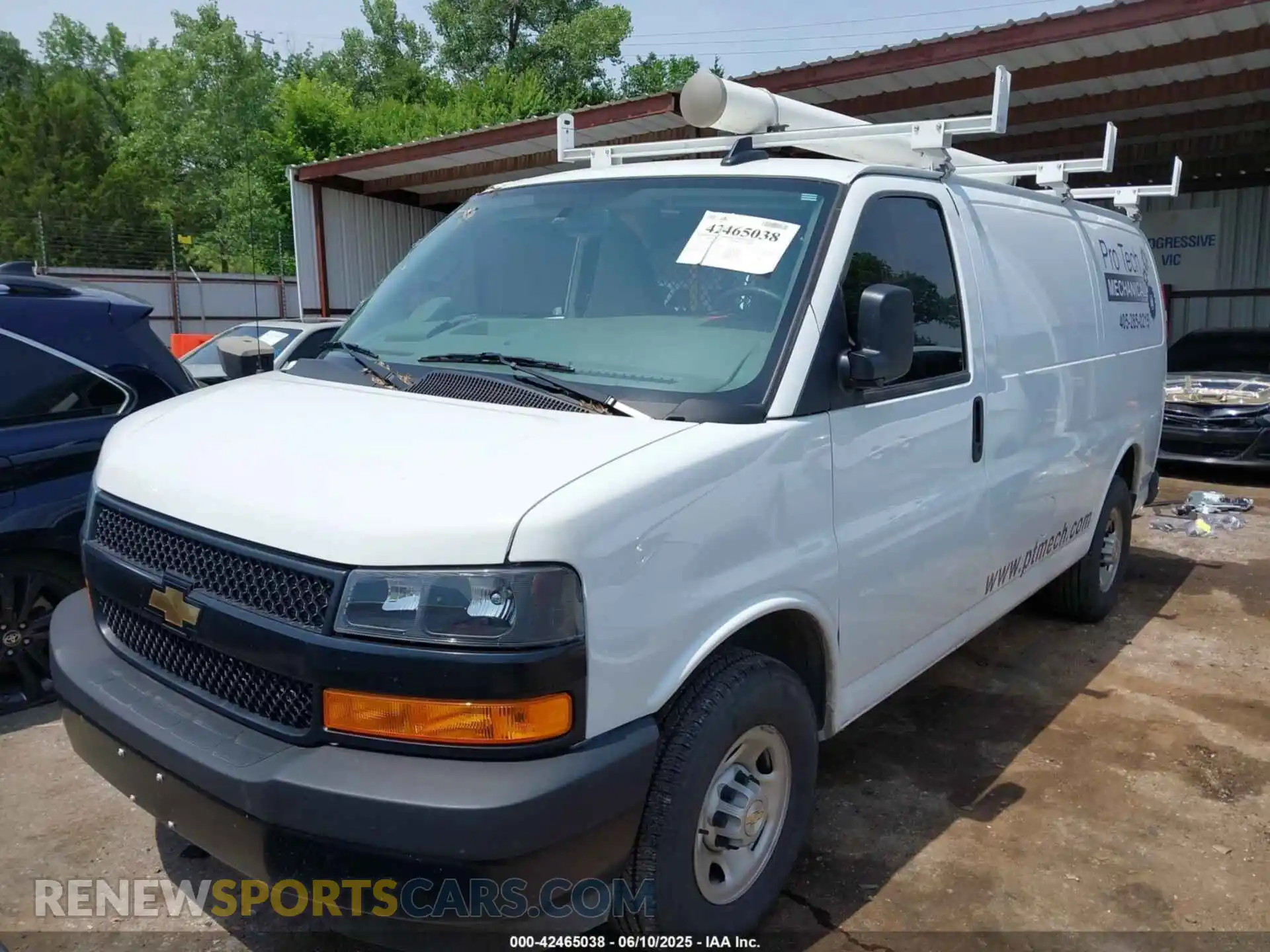 2 fotografías del automóvil dañado 1GCWGAF74R1106717 CHEVROLET EXPRESS CARGO 2024