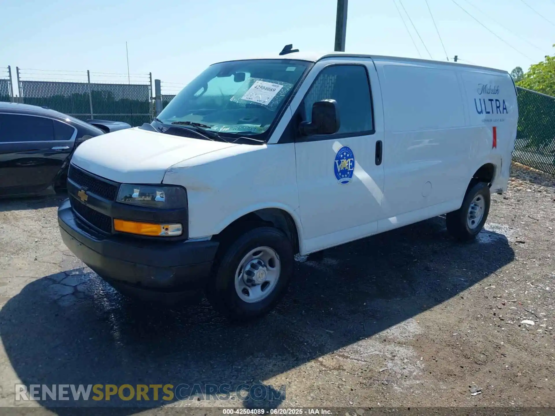 2 fotografías del automóvil dañado 1GCWGAFP6R1216135 CHEVROLET EXPRESS CARGO 2024
