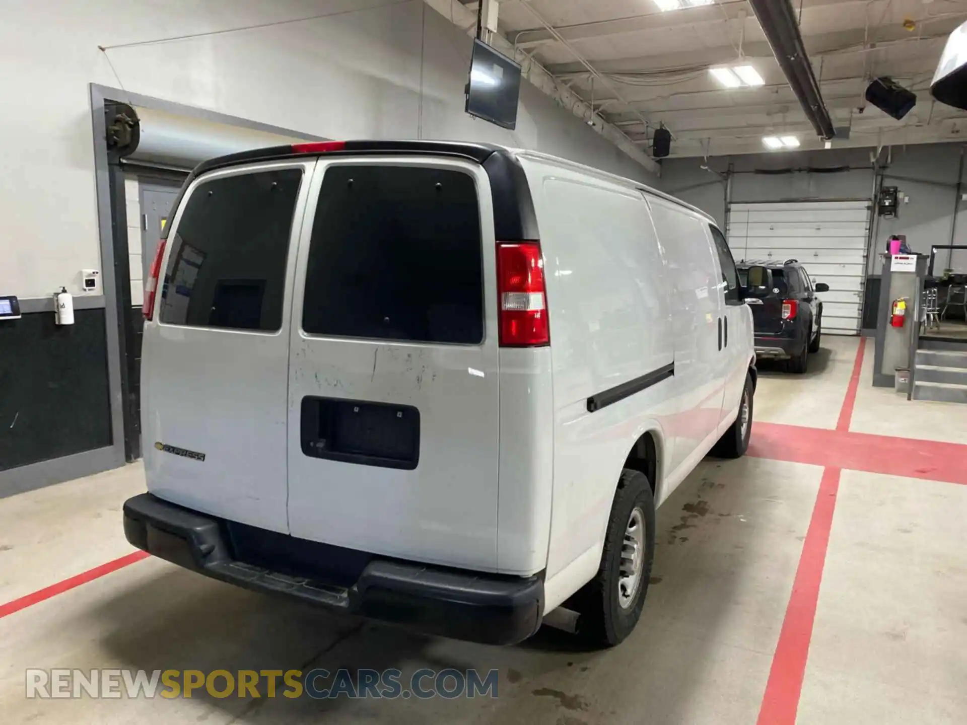 3 Фотография поврежденного автомобиля 1GCWGAFG5K1328334 CHEVROLET EXPRESS G2500 2019