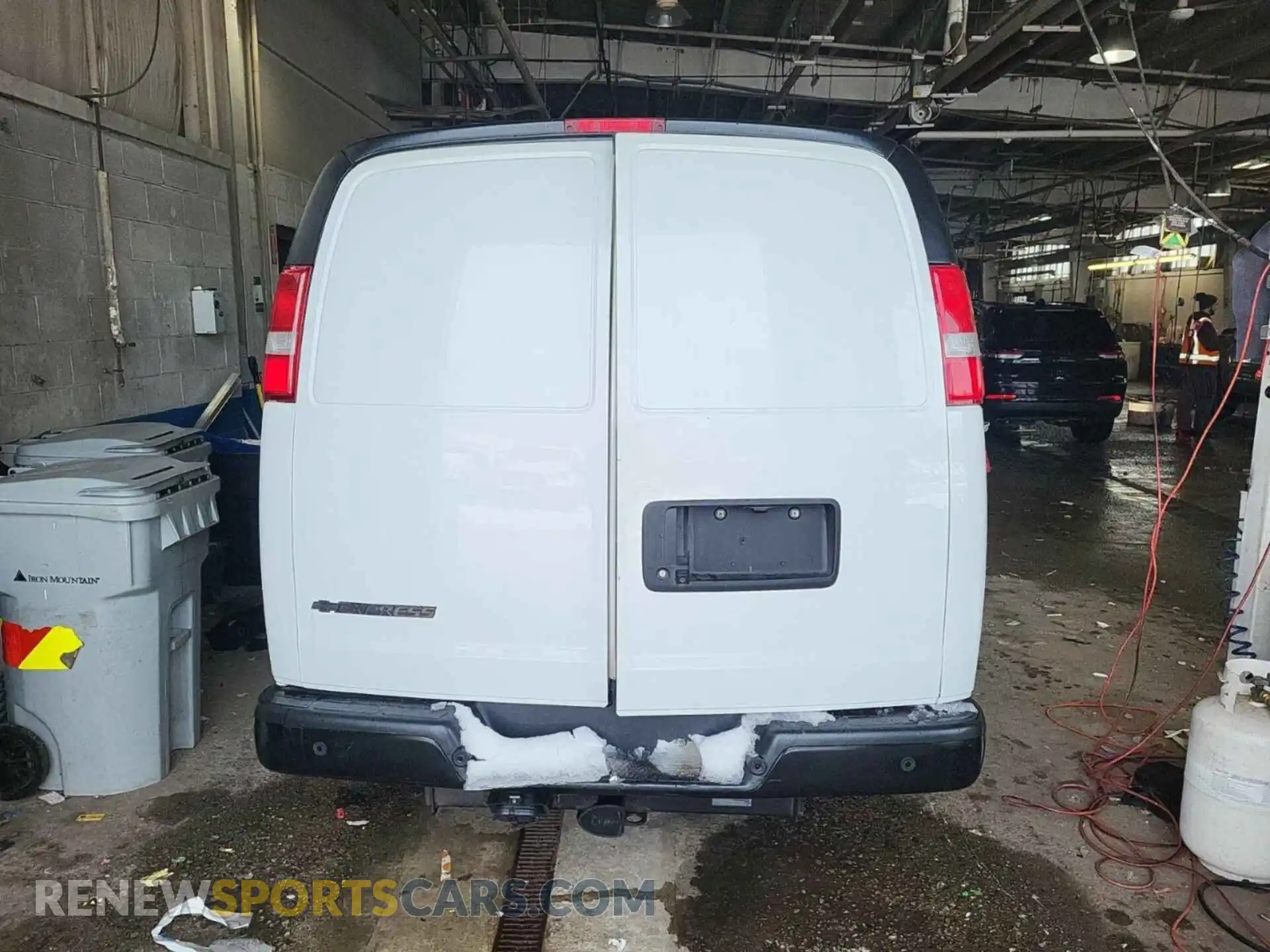 2 fotografías del automóvil dañado 1GCWGAFP8K1334564 CHEVROLET EXPRESS G2500 2019