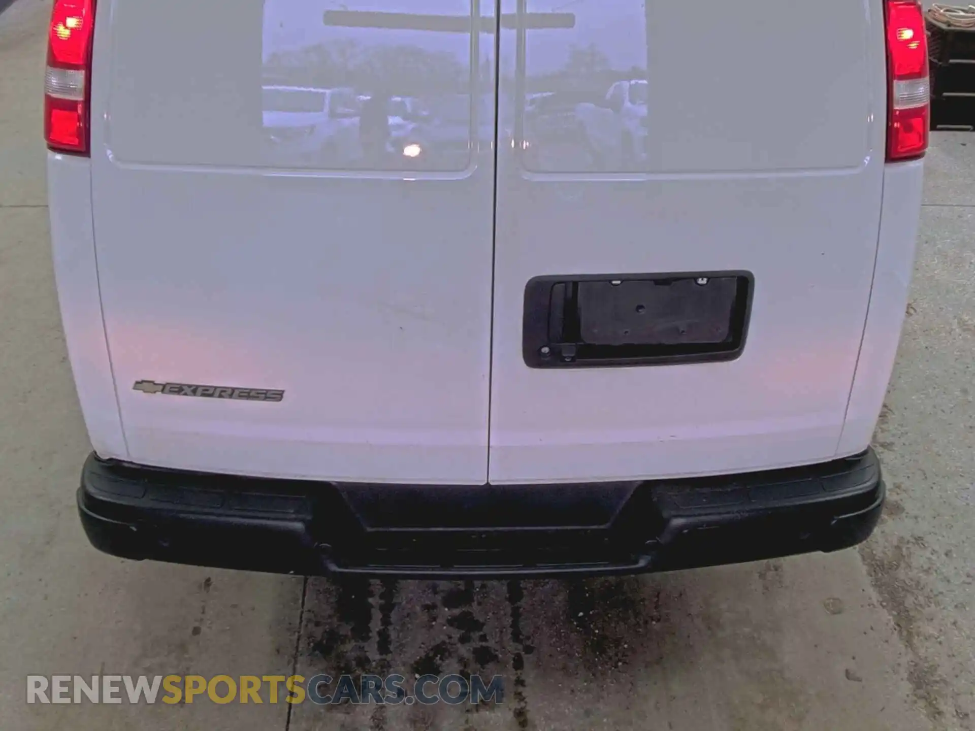 3 Photograph of a damaged car 1GCWGAFP2M1303622 CHEVROLET EXPRESS G2500 2021