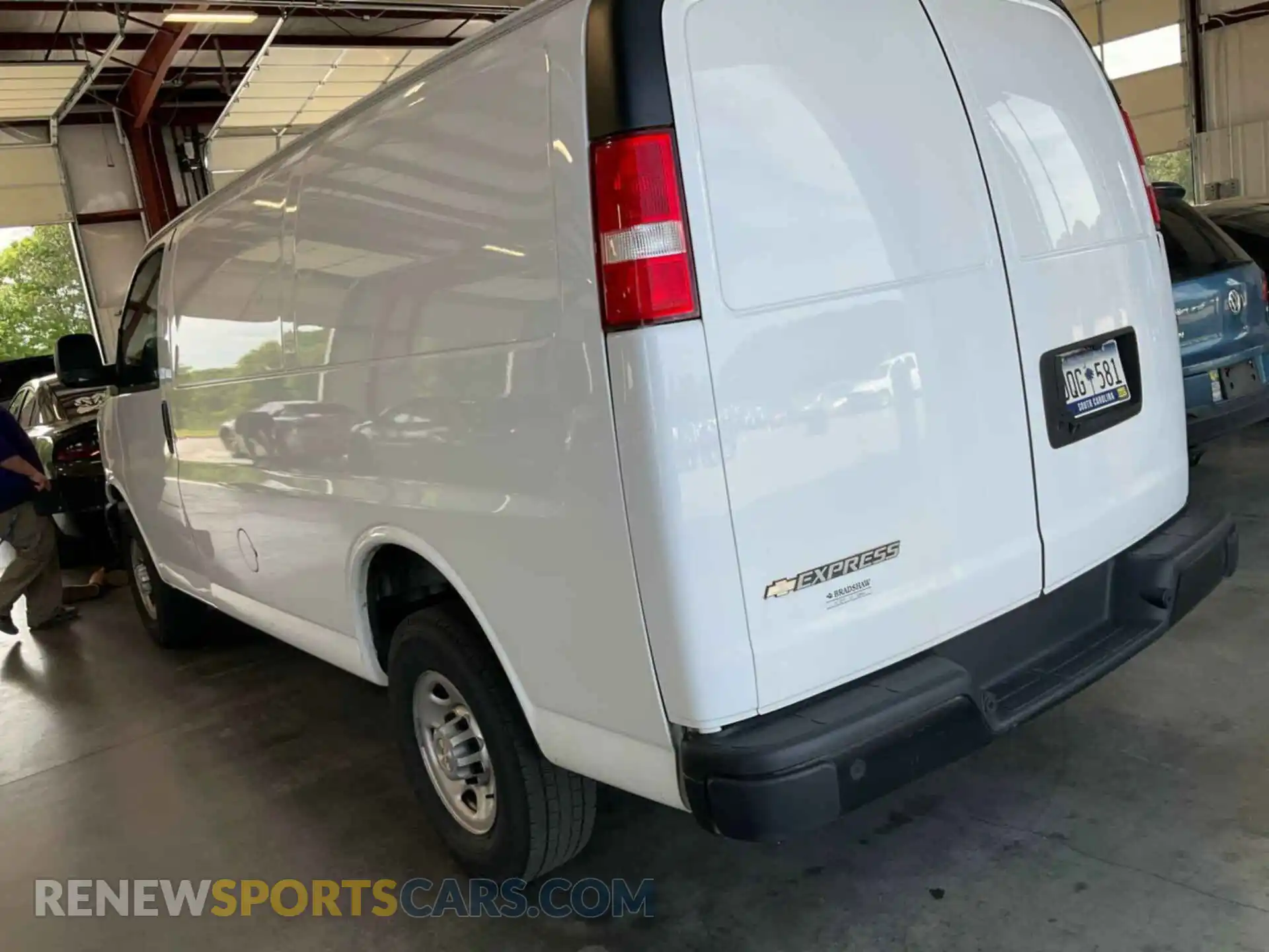2 Фотография поврежденного автомобиля 1GCWGAFP4M1311981 CHEVROLET EXPRESS G2500 2021