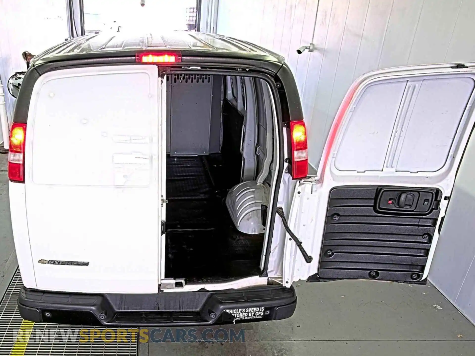 3 fotografías del automóvil dañado 1GCWGAFP6N1271209 CHEVROLET EXPRESS G2500 2022