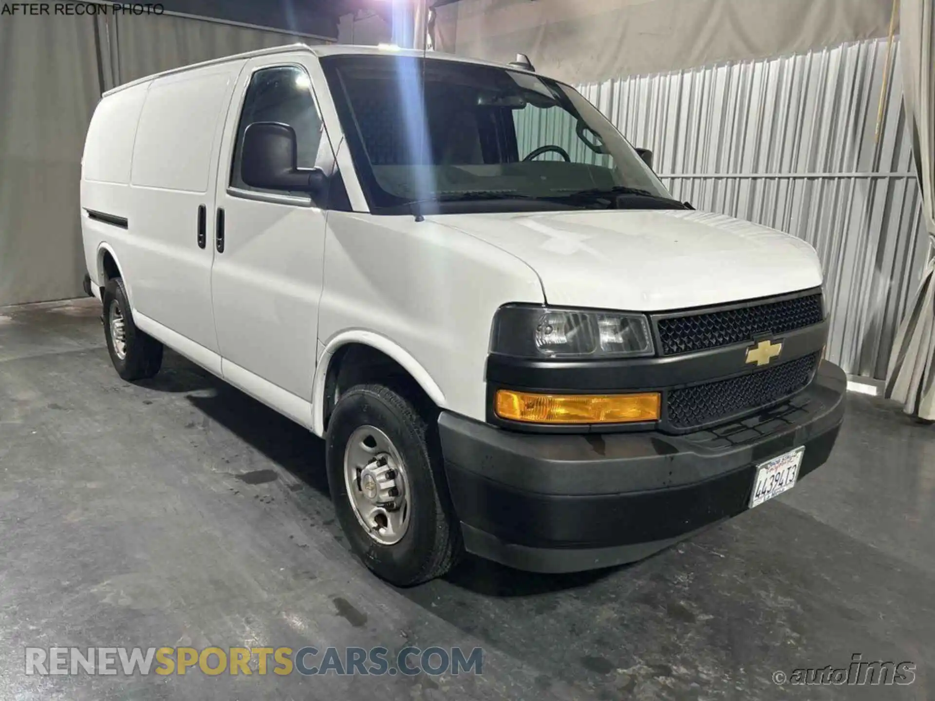 2 fotografías del automóvil dañado 1GCWGAFP6N1271680 CHEVROLET EXPRESS G2500 2022