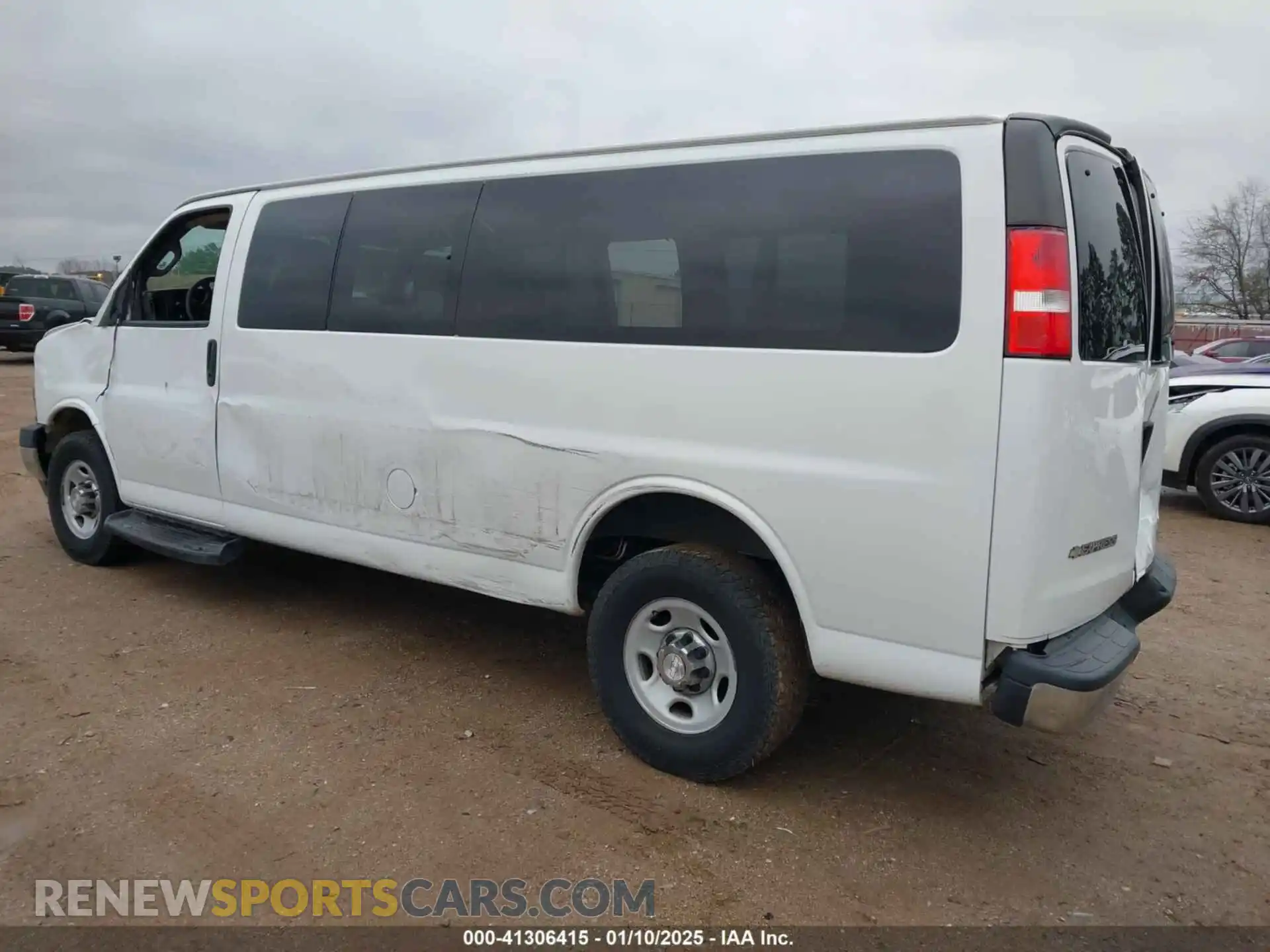 3 Photograph of a damaged car 1GAZGPFG4L1121251 CHEVROLET EXPRESS PASSENGER 2020