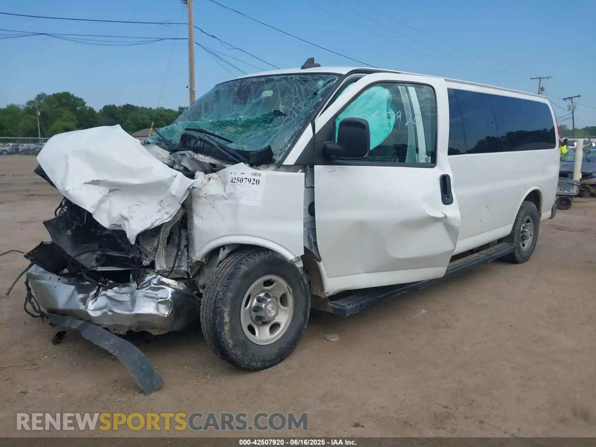 2 Фотография поврежденного автомобиля 1GAZGPFGXL1162855 CHEVROLET EXPRESS PASSENGER 2020