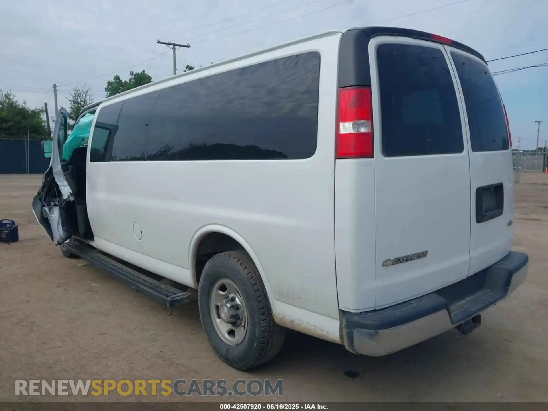 3 Фотография поврежденного автомобиля 1GAZGPFGXL1162855 CHEVROLET EXPRESS PASSENGER 2020