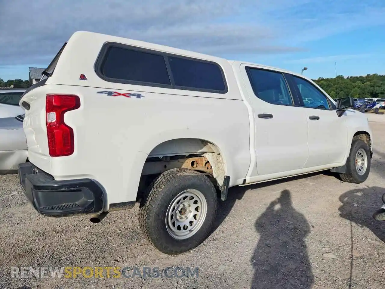 3 fotografías del automóvil dañado 1GCPYAEH6MZ224001 CHEVROLET SILVERADO 2021
