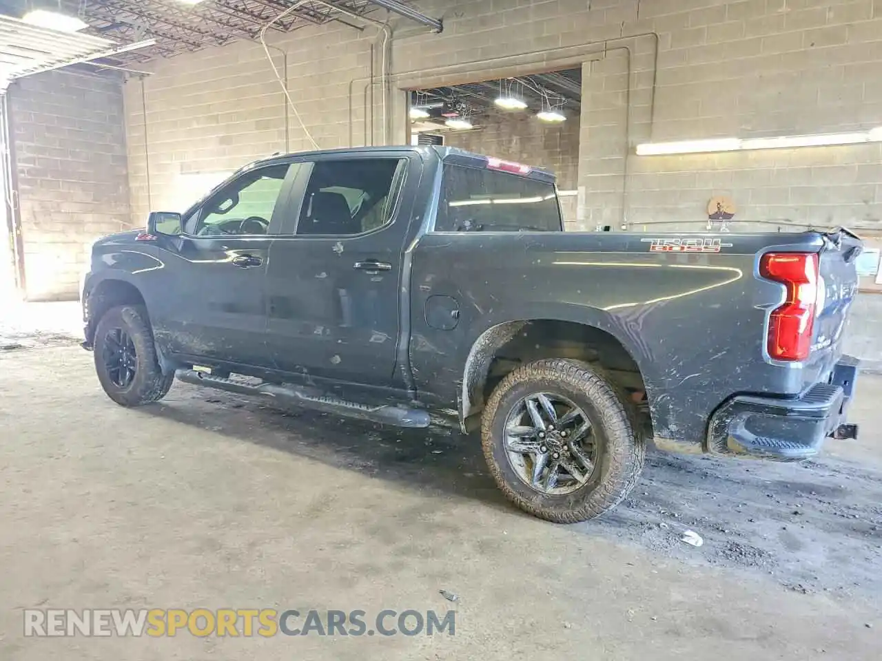 2 fotografías del automóvil dañado 1GCPYFED7MZ374239 CHEVROLET SILVERADO 2021