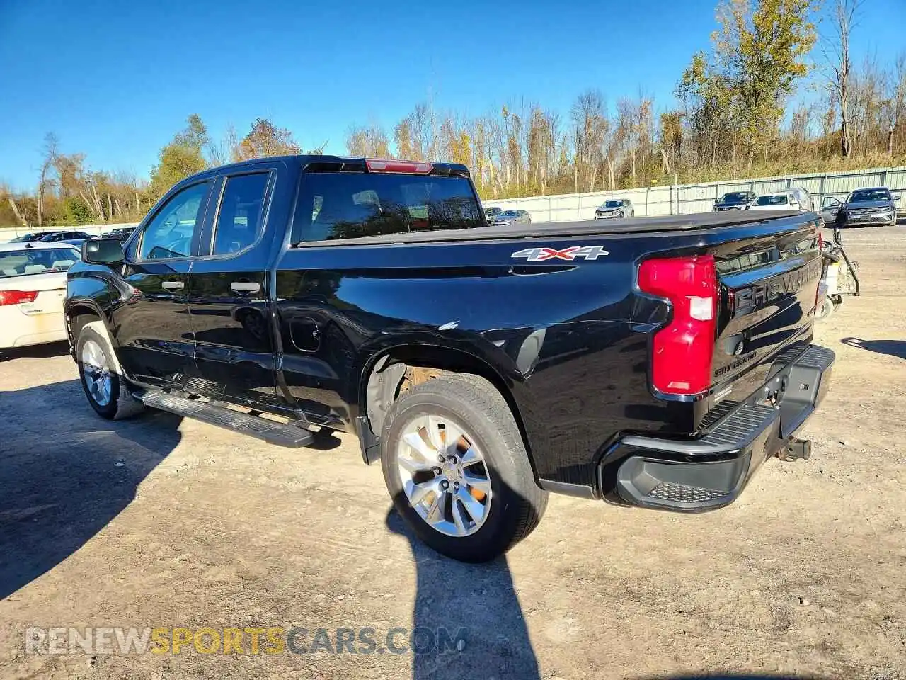 2 fotografías del automóvil dañado 1GCRYBEH2MZ121172 CHEVROLET SILVERADO 2021