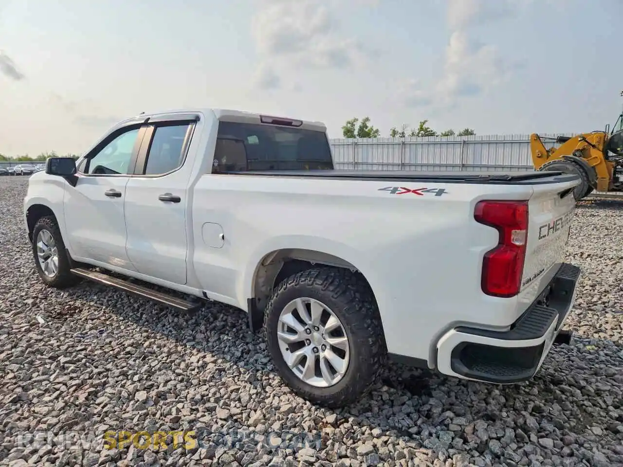 2 fotografías del automóvil dañado 1GCRYBEK0MZ136796 CHEVROLET SILVERADO 2021