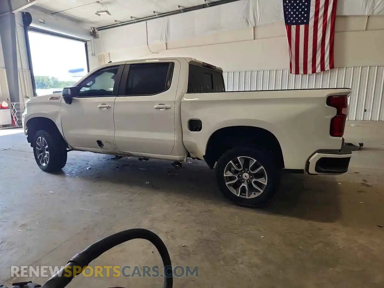 2 fotografías del automóvil dañado 1GCUYEED3MZ108410 CHEVROLET SILVERADO 2021