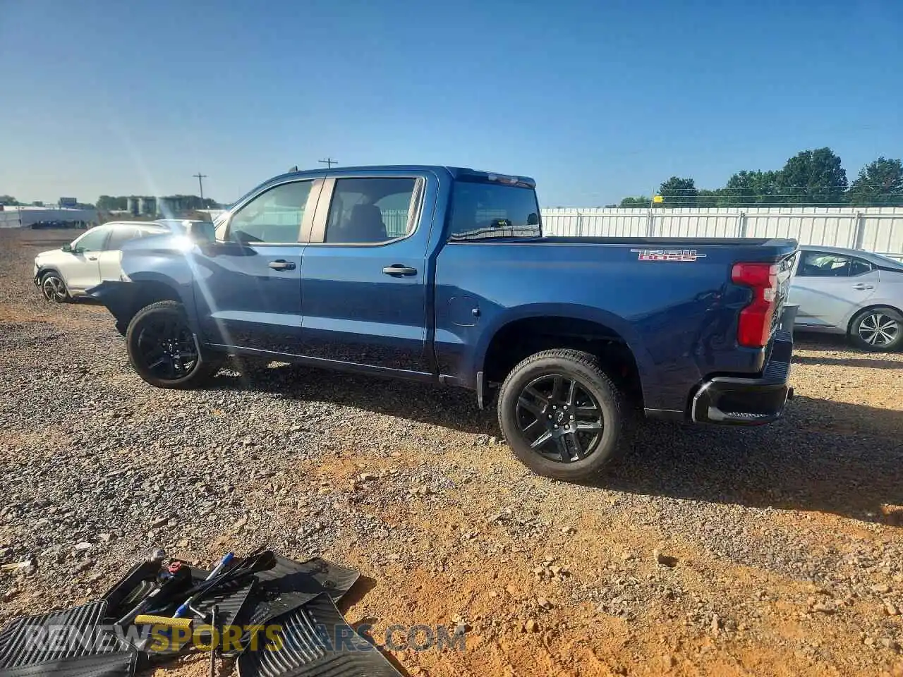 2 fotografías del automóvil dañado 3GCPYCEFXMG371710 CHEVROLET SILVERADO 2021