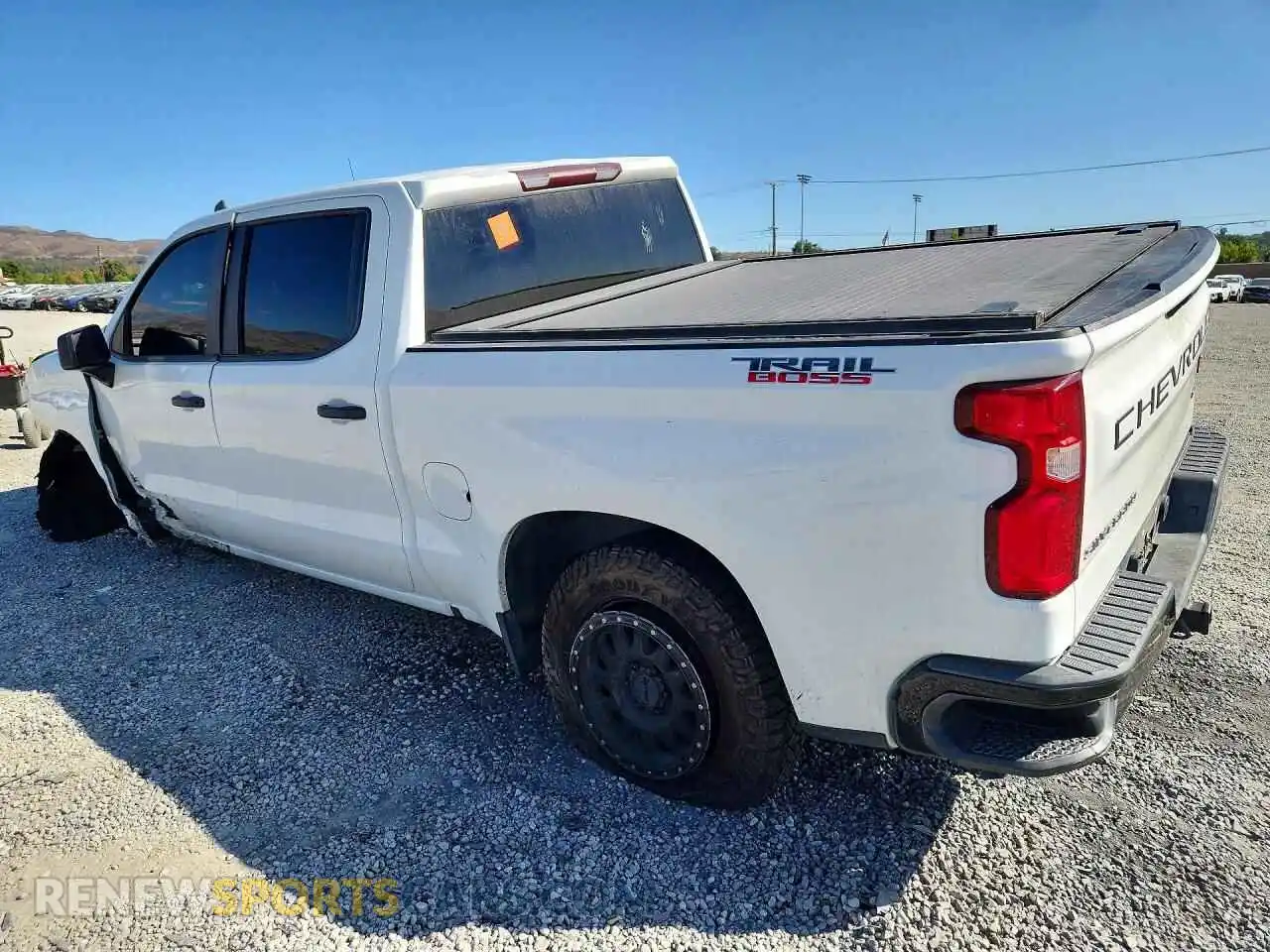 2 fotografías del automóvil dañado 3GCPYCEH6MG130163 CHEVROLET SILVERADO 2021