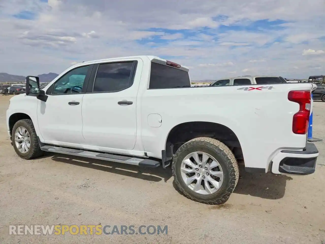2 Photograph of a damaged car 3GCUYBEFXMG375818 CHEVROLET SILVERADO 2021