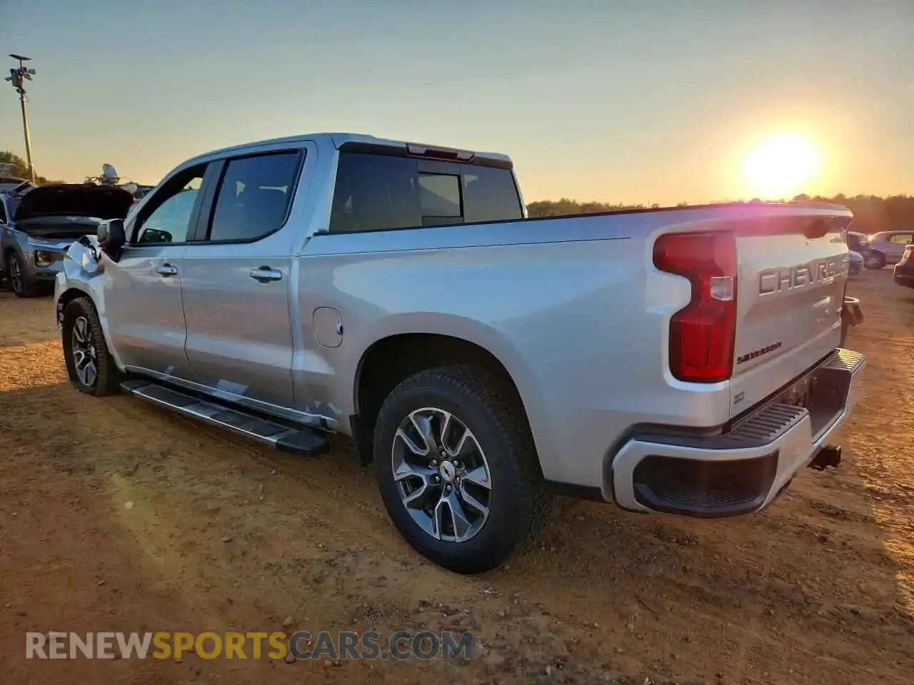 2 fotografías del automóvil dañado 3GCUYEED0MG120644 CHEVROLET SILVERADO 2021
