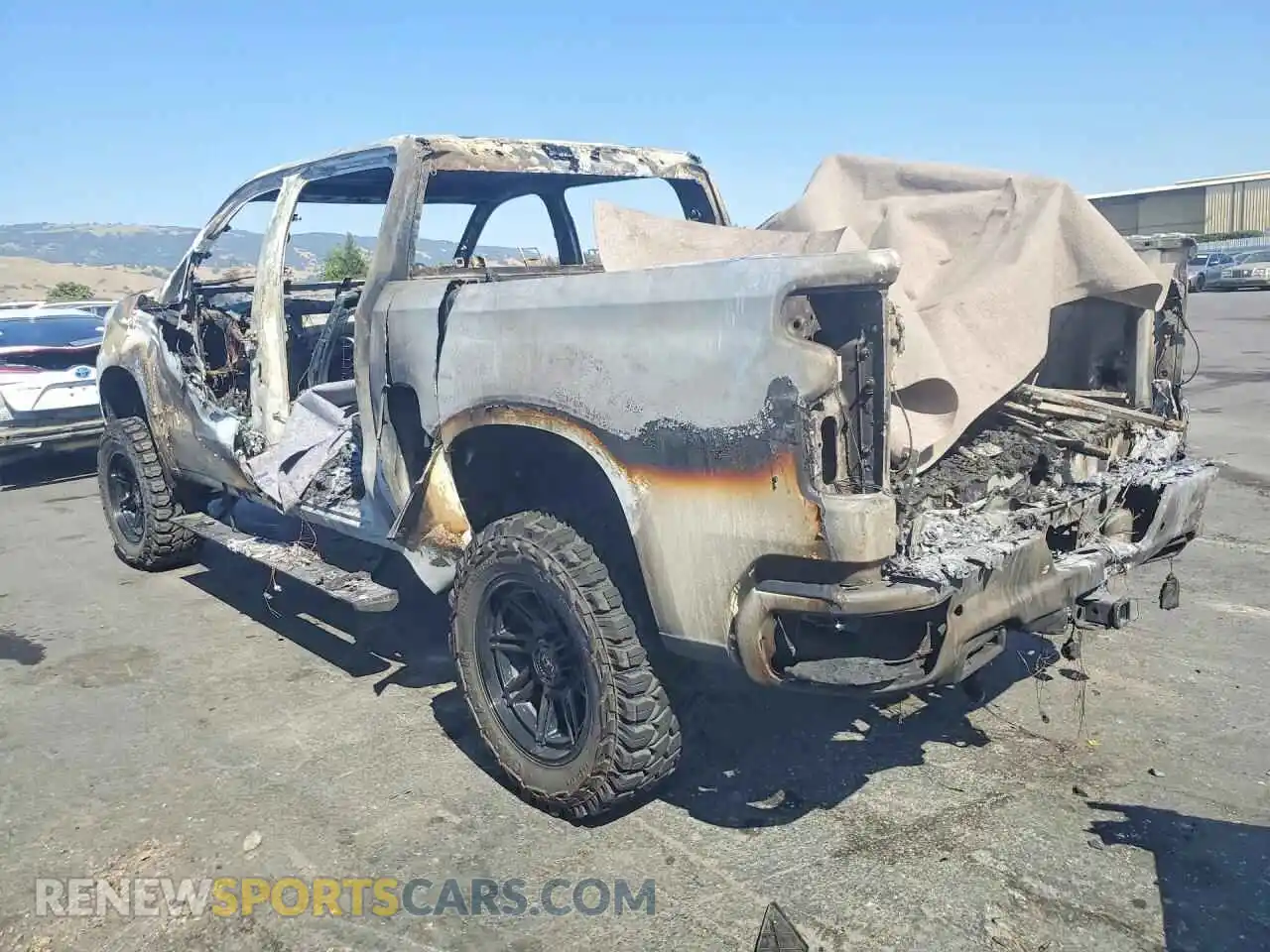 2 Фотография поврежденного автомобиля 3GCUYEED3MG235884 CHEVROLET SILVERADO 2021