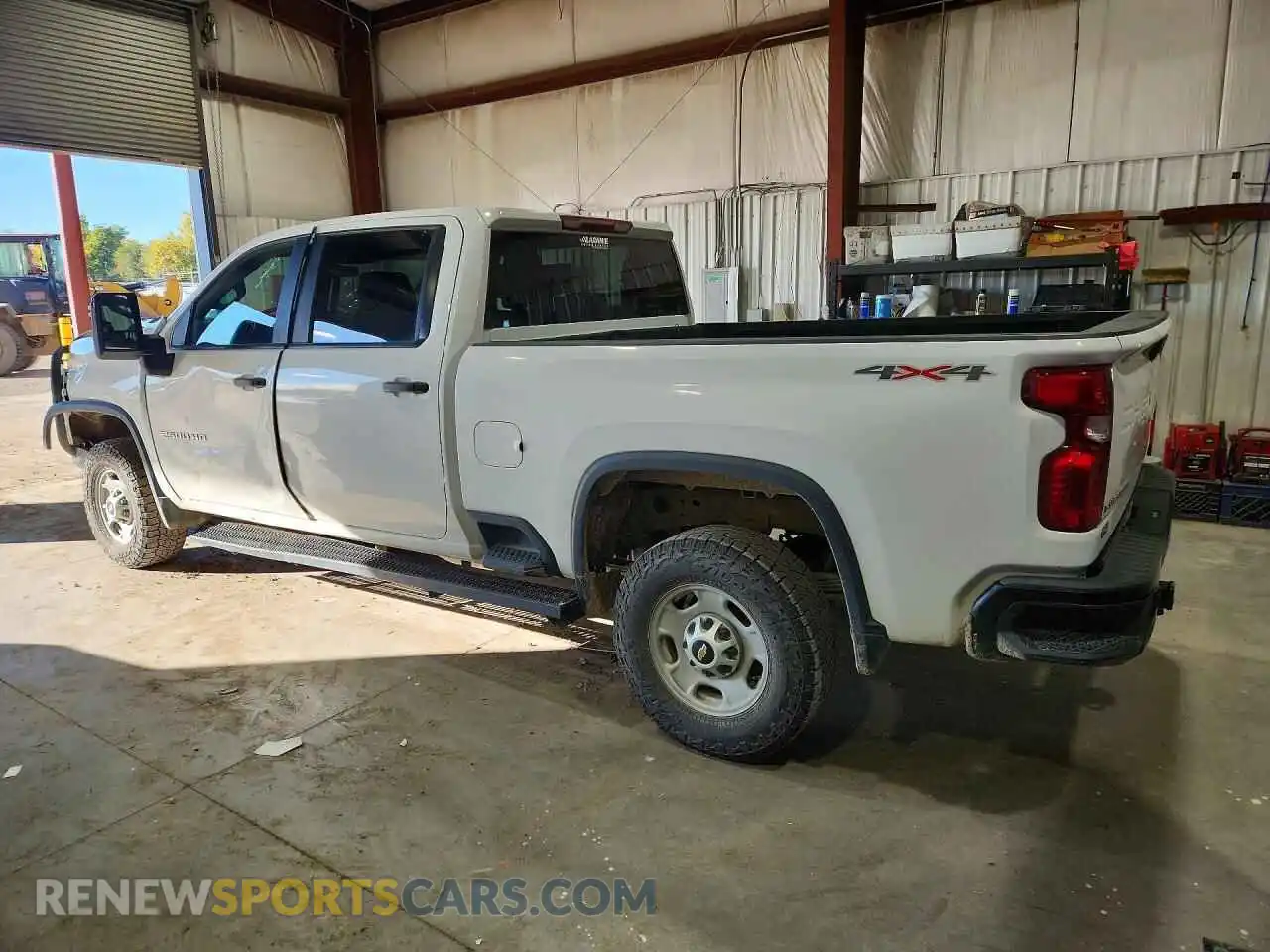2 fotografías del automóvil dañado 1GC1YLE71NF238982 CHEVROLET SILVERADO 2022