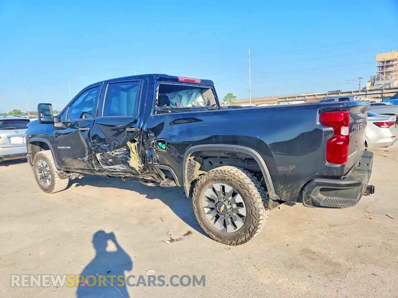 2 Фотография поврежденного автомобиля 1GC1YMEY1NF100728 CHEVROLET SILVERADO 2022