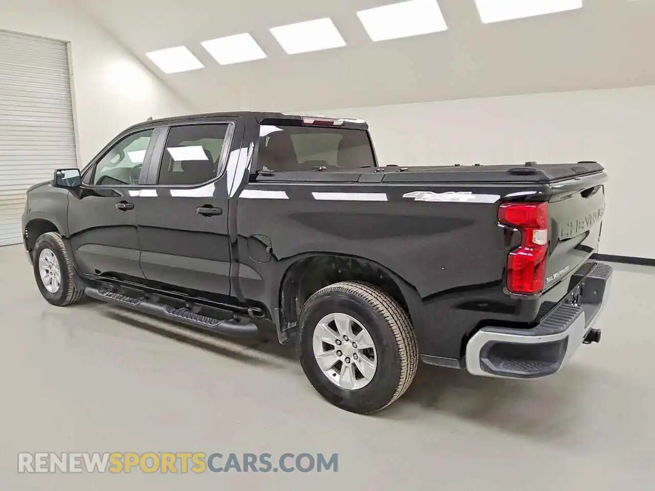 2 Photograph of a damaged car 2GCUDDED9N1517995 CHEVROLET SILVERADO 2022