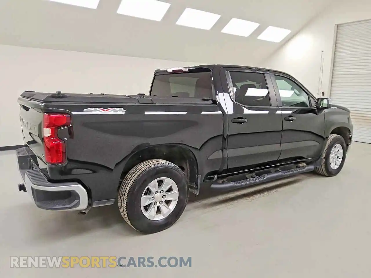 3 Photograph of a damaged car 2GCUDDED9N1517995 CHEVROLET SILVERADO 2022
