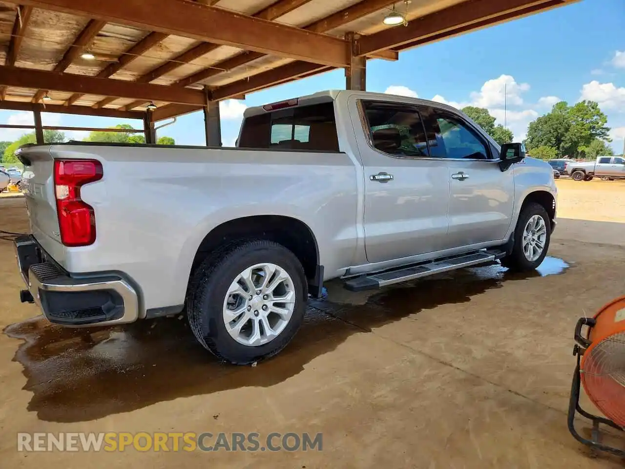 3 Photograph of a damaged car 2GCUDGED9N1502432 CHEVROLET SILVERADO 2022