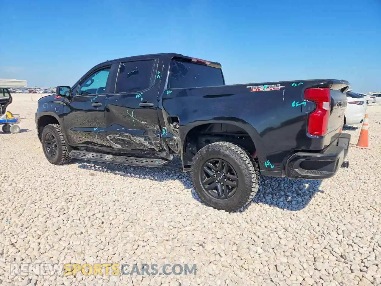 2 fotografías del automóvil dañado 3GCPYCEK7NG138978 CHEVROLET SILVERADO 2022