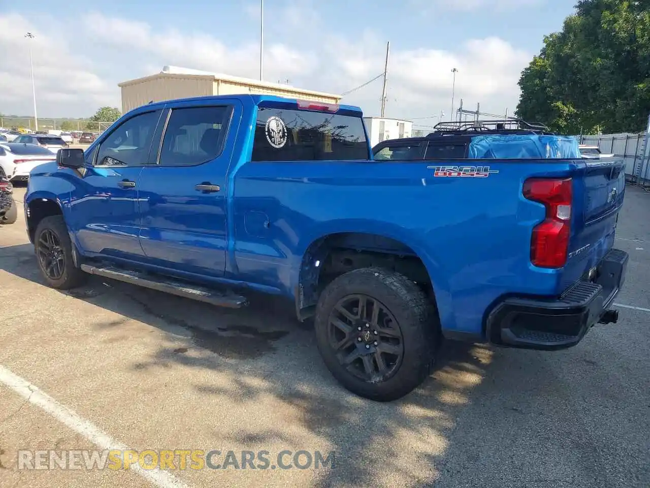 2 fotografías del automóvil dañado 3GCUDCET1NG525470 CHEVROLET SILVERADO 2022
