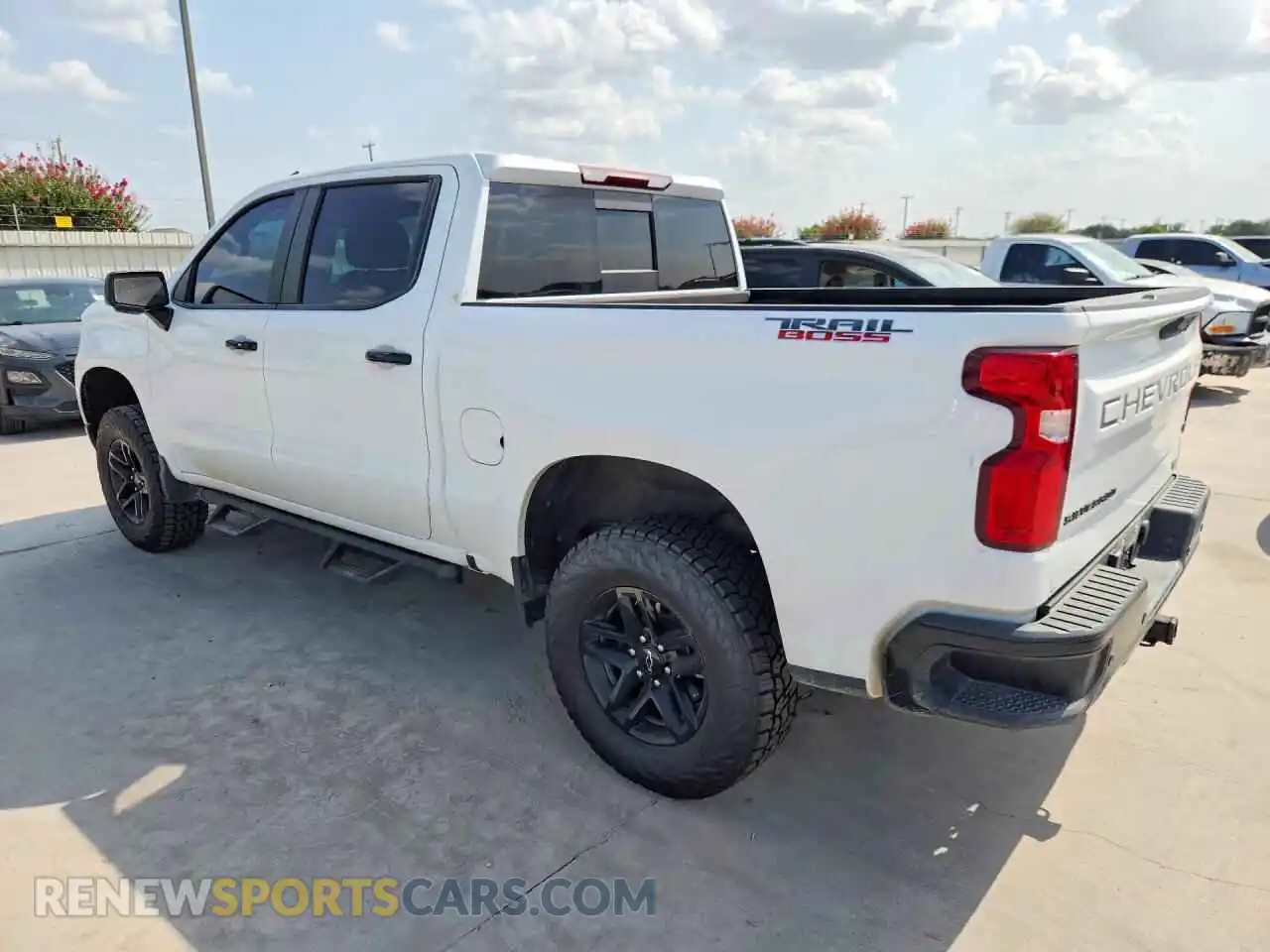 2 Photograph of a damaged car 3GCUDFET0NG581739 CHEVROLET SILVERADO 2022