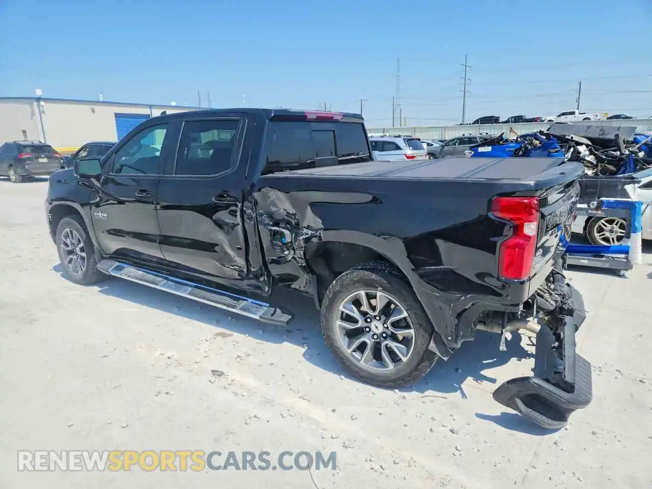2 fotografías del automóvil dañado 1GCUDEE81PZ262259 CHEVROLET SILVERADO 2023