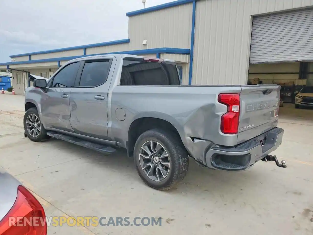 2 fotografías del automóvil dañado 1GCUDEE84PZ233905 CHEVROLET SILVERADO 2023