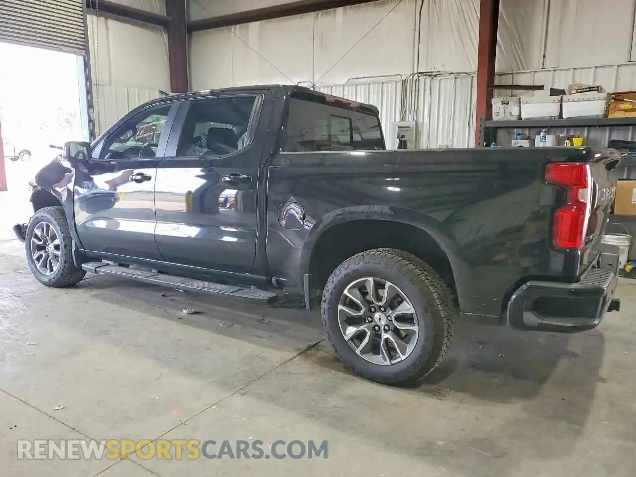 2 fotografías del automóvil dañado 2GCUDEED1P1112674 CHEVROLET SILVERADO 2023