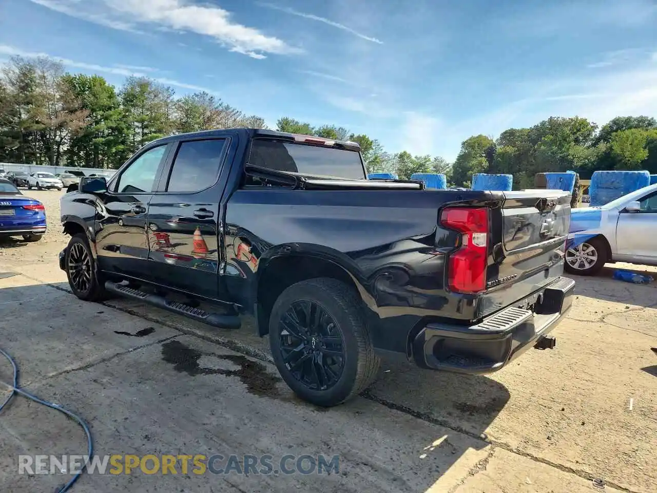 2 fotografías del automóvil dañado 2GCUDEEDXP1102158 CHEVROLET SILVERADO 2023