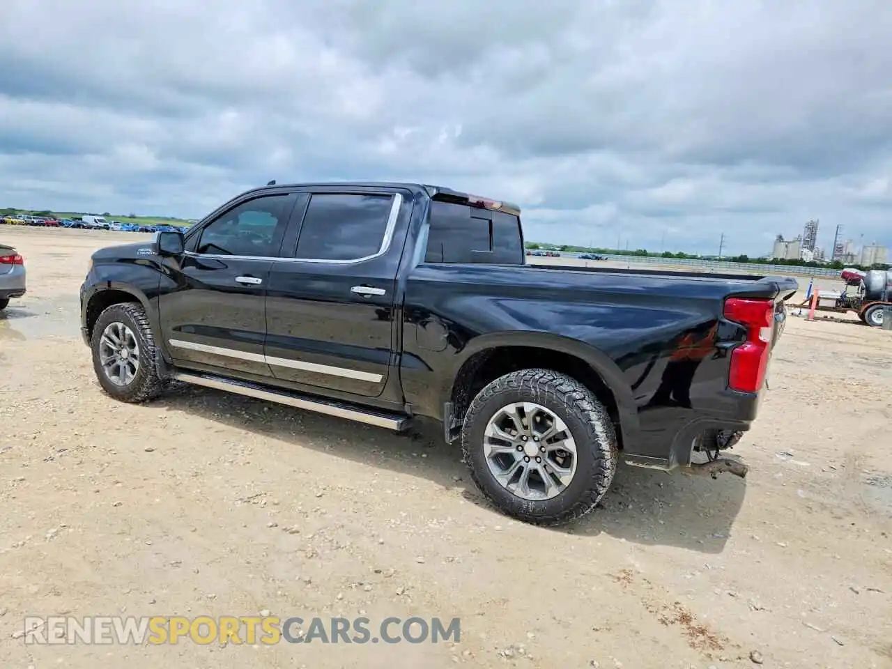 2 fotografías del automóvil dañado 2GCUDJED9P1125293 CHEVROLET SILVERADO 2023