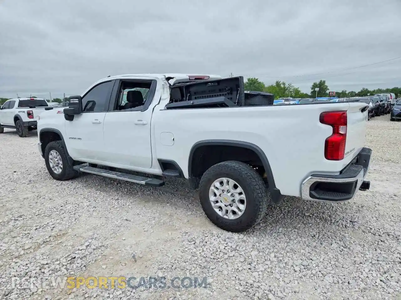 2 fotografías del automóvil dañado 1GC1YNEYXRF248629 CHEVROLET SILVERADO 2024