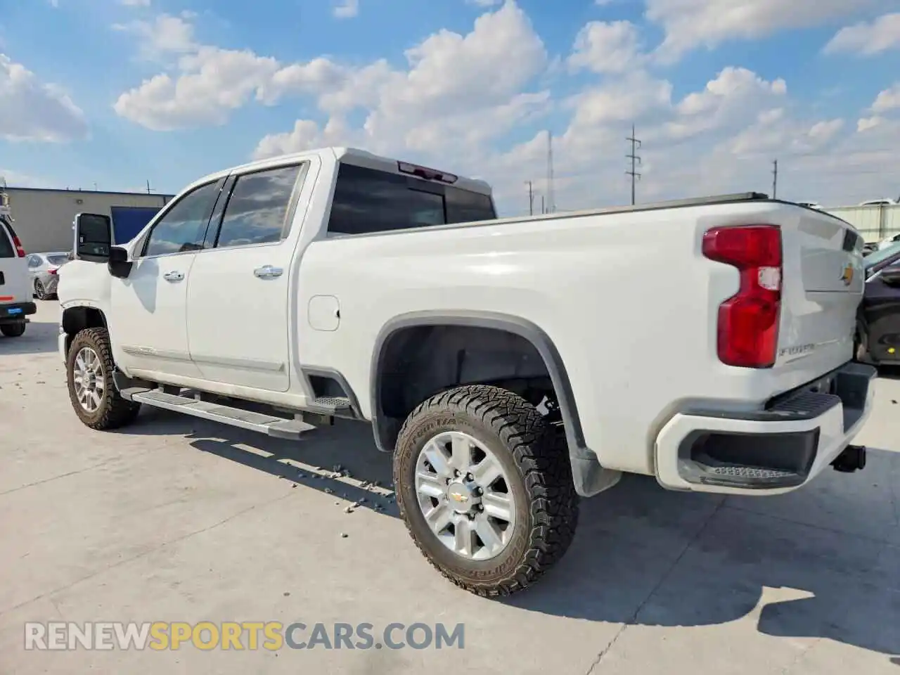 2 fotografías del automóvil dañado 1GC4YREY0RF188199 CHEVROLET SILVERADO 2024