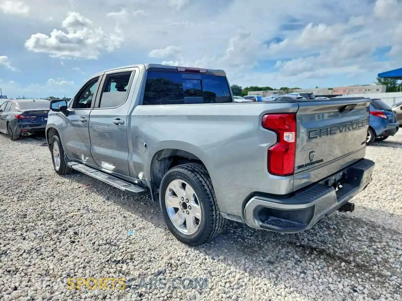 2 fotografías del automóvil dañado 2GCUDEED1R1149601 CHEVROLET SILVERADO 2024