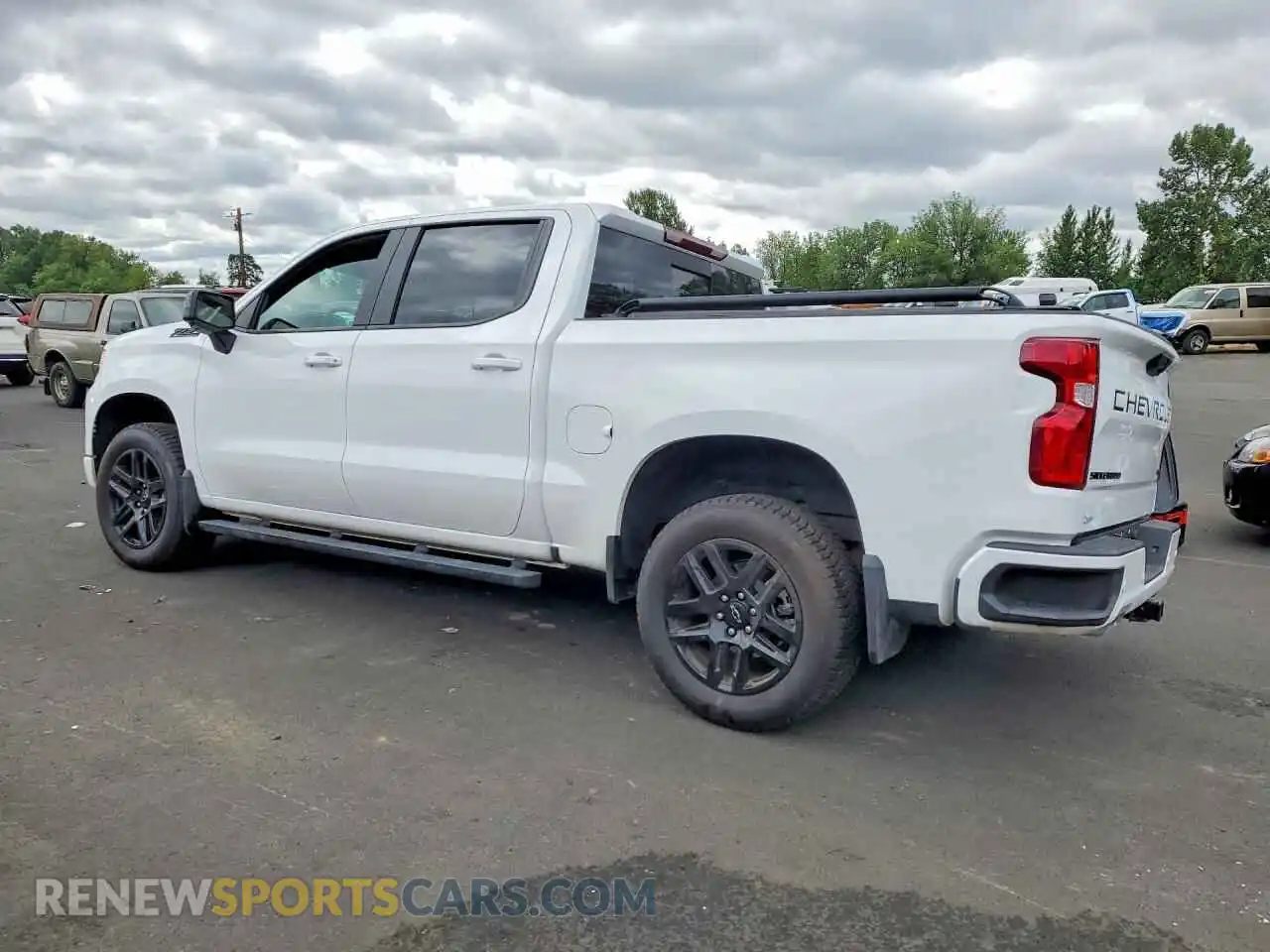 2 fotografías del automóvil dañado 1GCUKEE85SZ140986 CHEVROLET SILVERADO 2025
