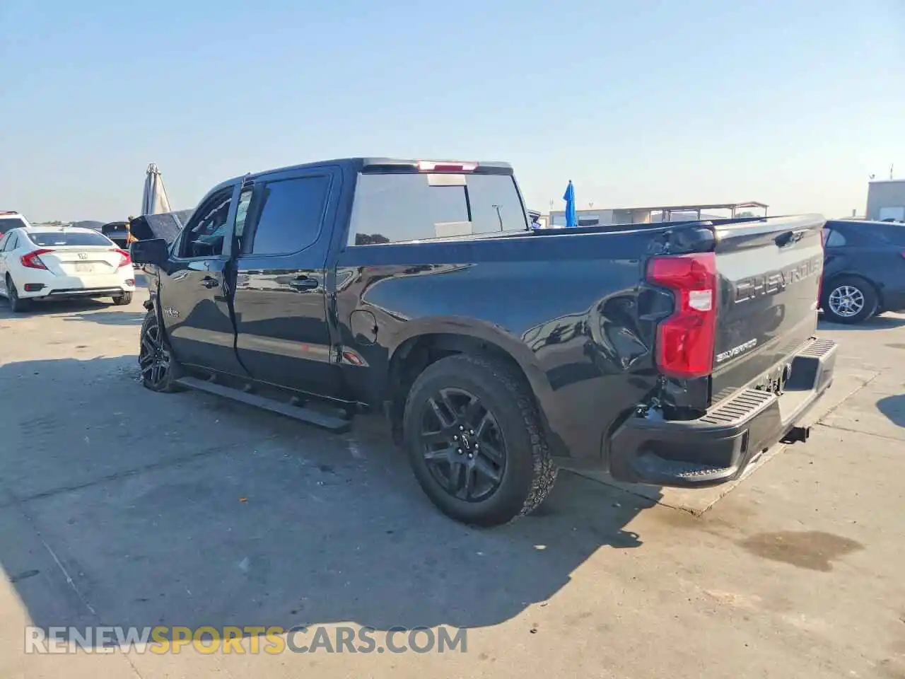 2 fotografías del automóvil dañado 1GCUKEE86SZ315939 CHEVROLET SILVERADO 2025