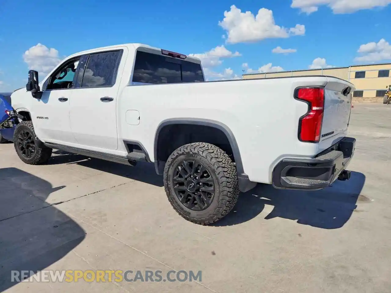 2 fotografías del automóvil dañado 2GC4KPEY5T1122882 CHEVROLET SILVERADO 2026